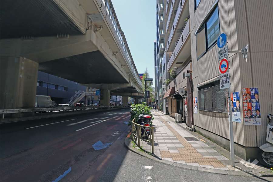 南側前面道路は玉川通りと、首都高3号線が走っています。