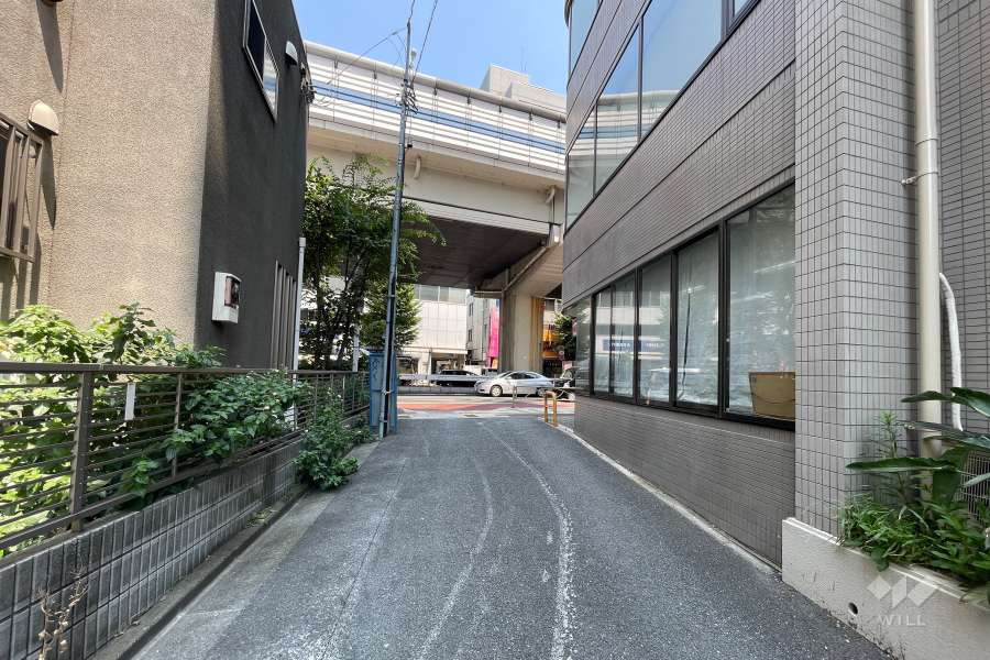 敷地西側の前面道路