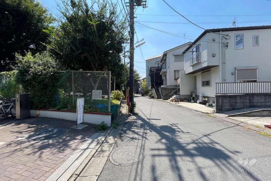 敷地北側の前面道路（東側から）