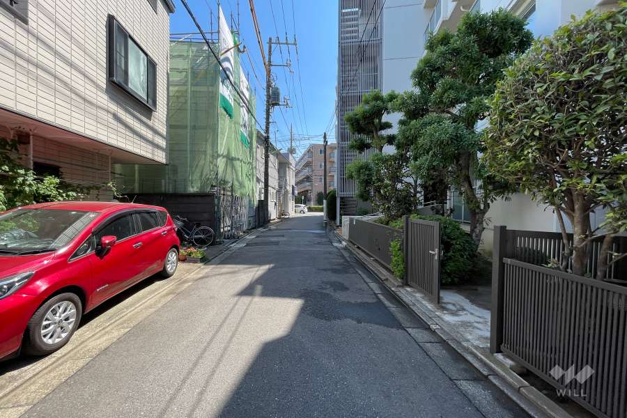 敷地東側の前面道路（北側から）