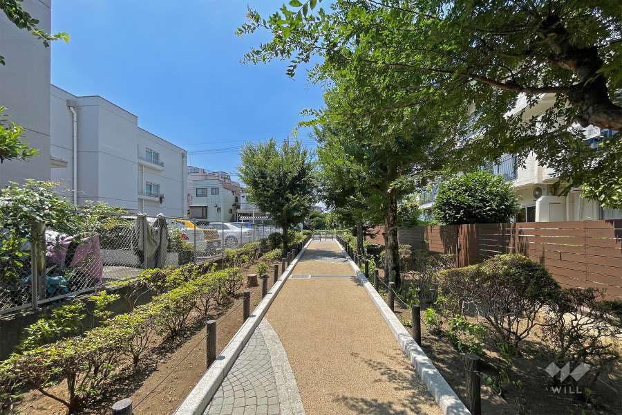 敷地北西側は『蛇崩川緑道』に面しています。