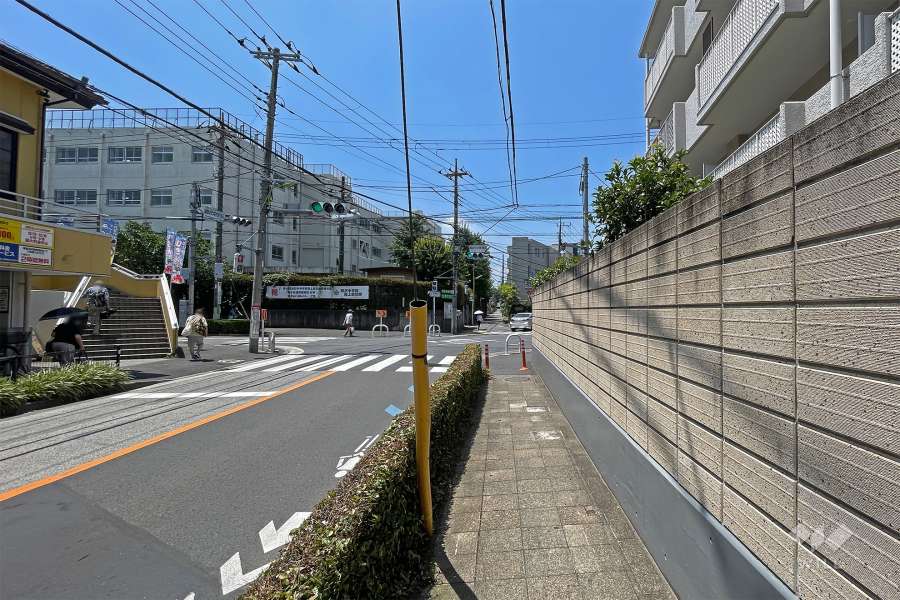 敷地南東側の前面道路（北東側から）