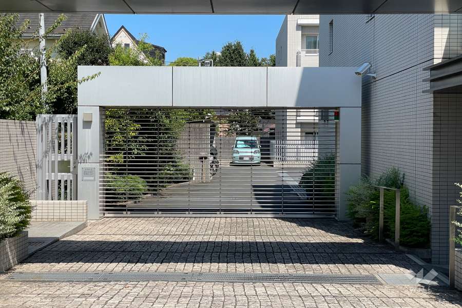 駐車場の出入り口（リングシャッター付き）
