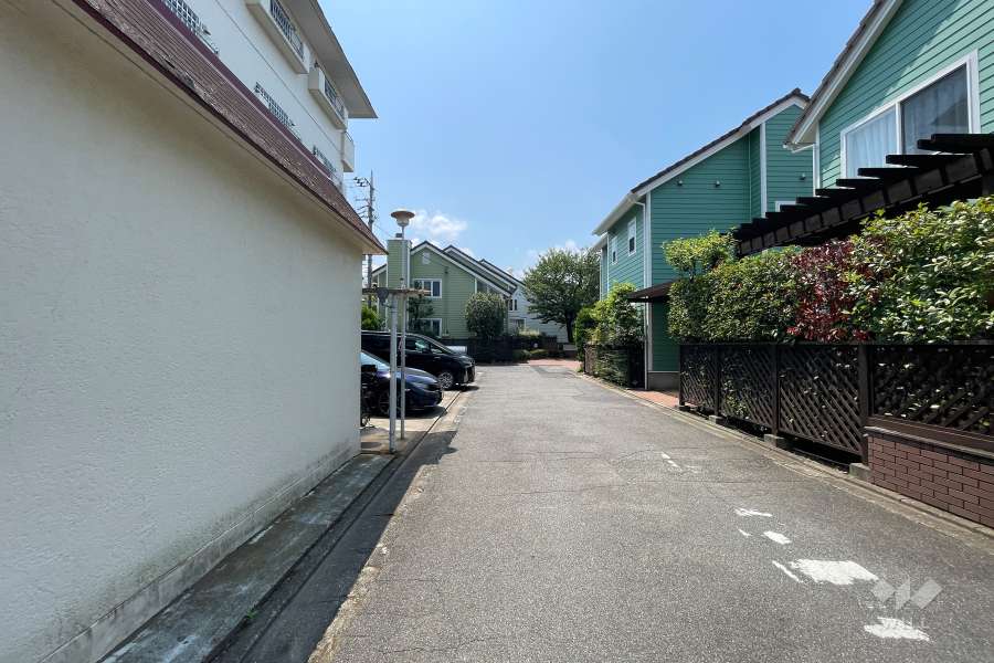 敷地の北西側の前面道路（北東側から）