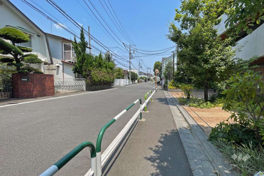 敷地北西側の前面道路（南西側から）