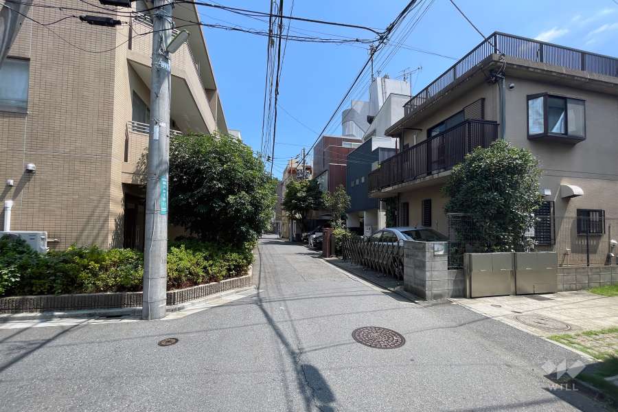 敷地北側道路は、駒沢公園通りを西側に入ったところにあります。