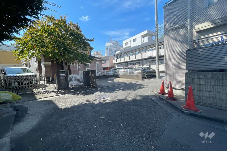 敷地西側の前面道路