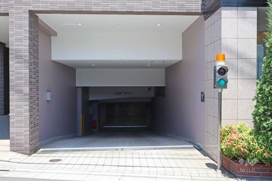 駐車場出入り口（シャッター付き）