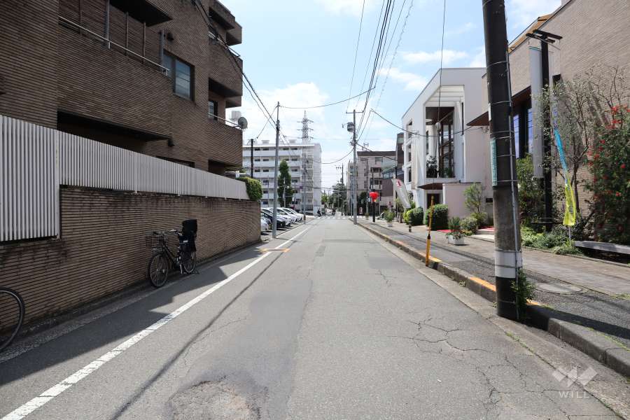 敷地西側の前面道路