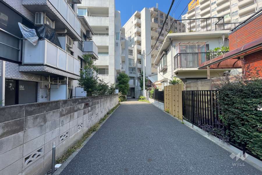 敷地東側の前面道路（南側から）