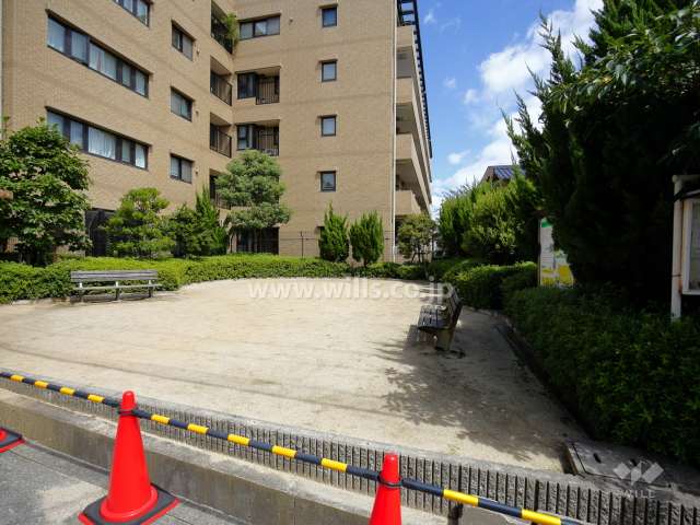敷地に隣接して公園があります。