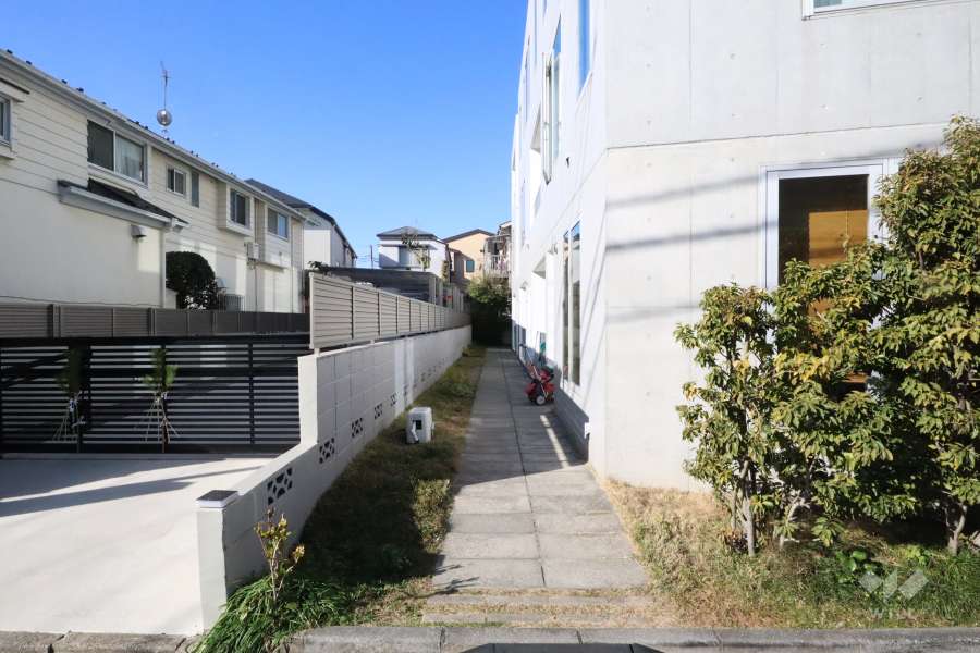 敷地南側の前面通路(東側から)