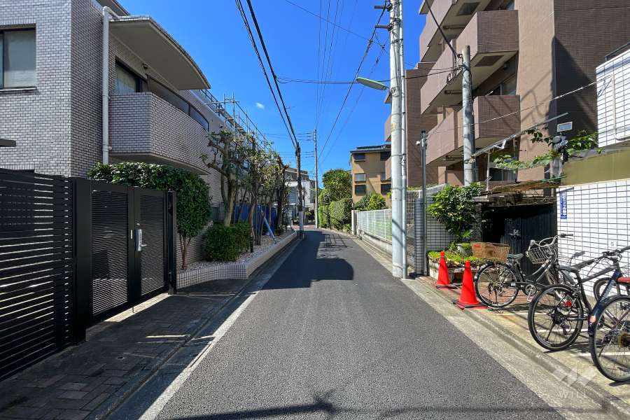 敷地南側の前面道路（東側から）