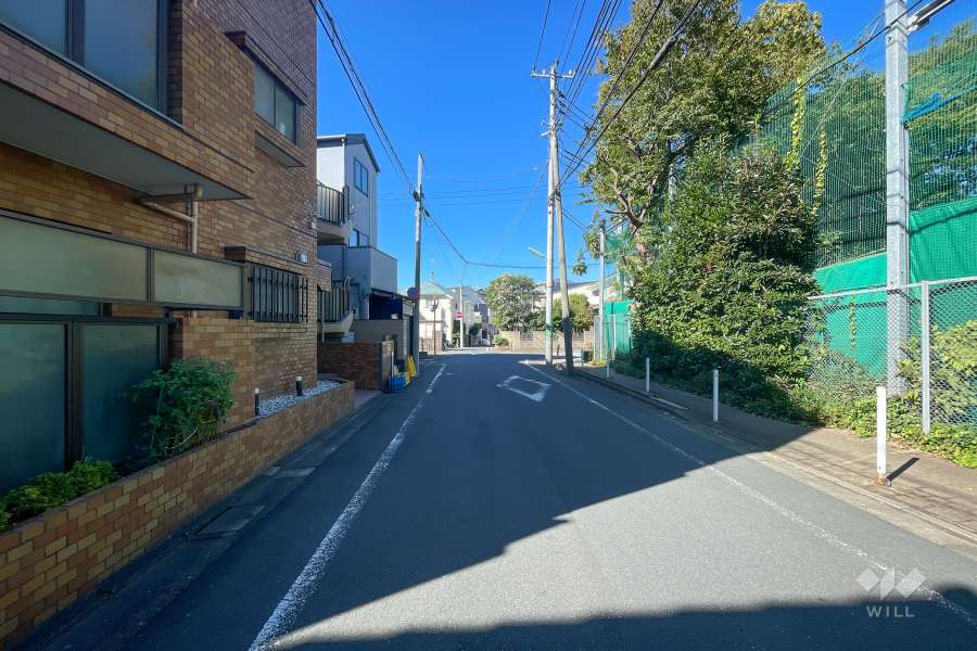 敷地北側の前面道路