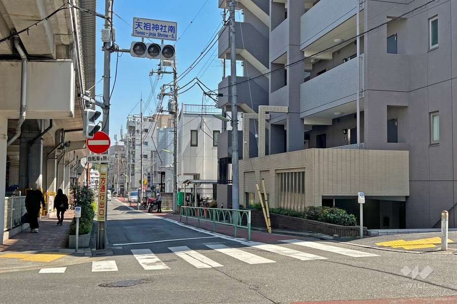 敷地の北西側前面道路(西側から)