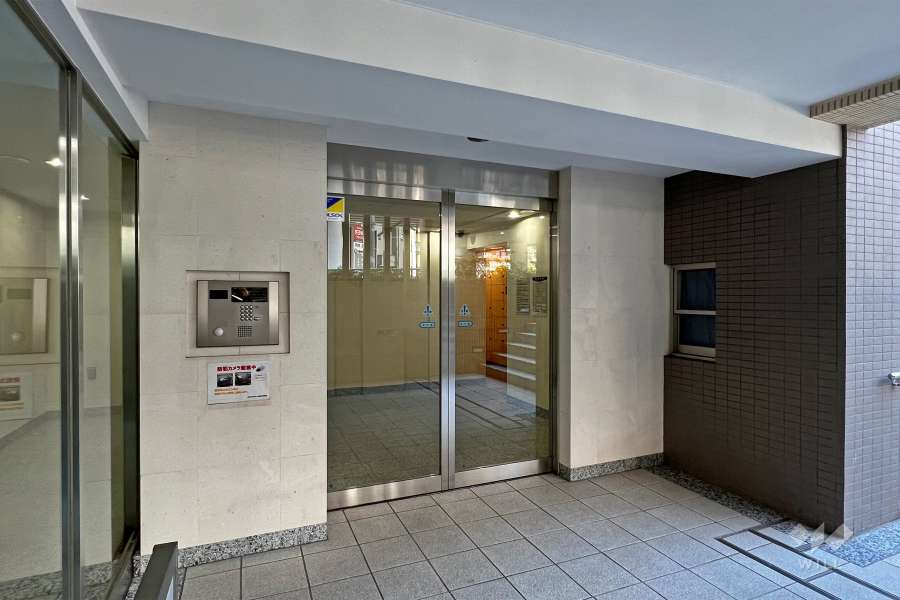 エントランスはオートロック付きです。