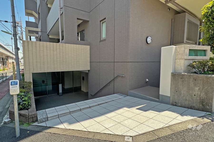 地階にあるエントランスへのアプローチ