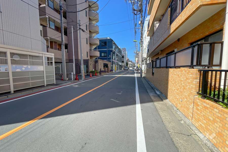 敷地南側の前面道路（東側から）