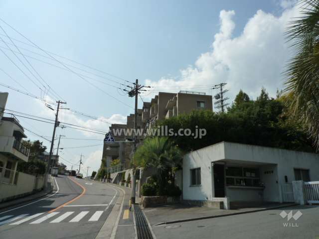 高台に立地し、敷地北側は『兵庫県警察学校』に隣接しています。