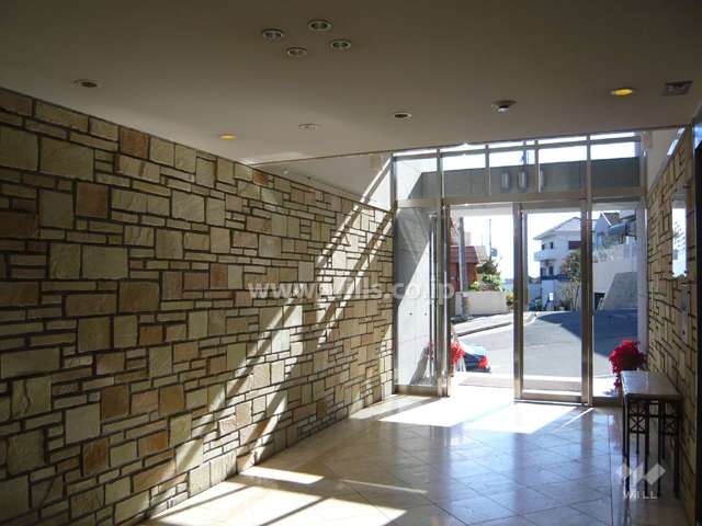 エントランスは、南面がガラス張りで、太陽の光がさんさんと降り注ぎます。