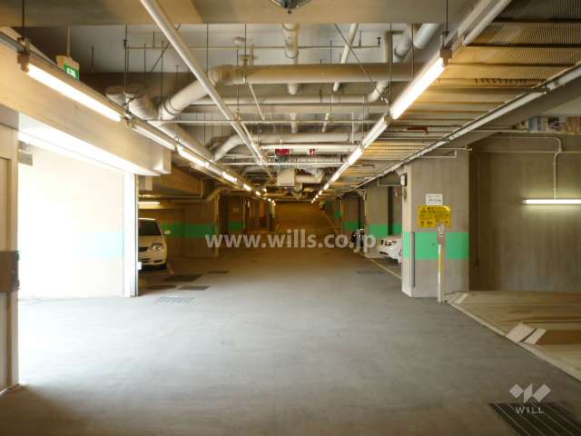駐車場は屋内にあり、機械式と平面式とがあります。