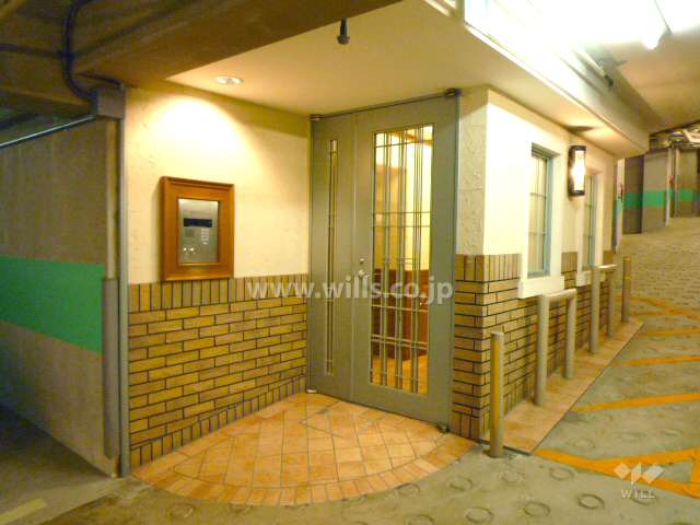 駐車場から直接建物に入れます。（オートロック付き）