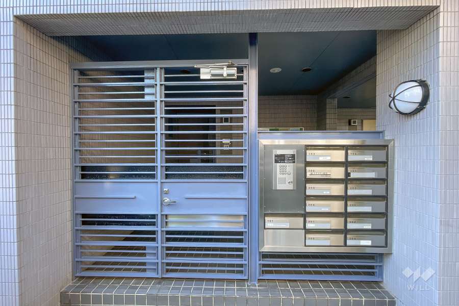 エントランスはオートロック付きです。