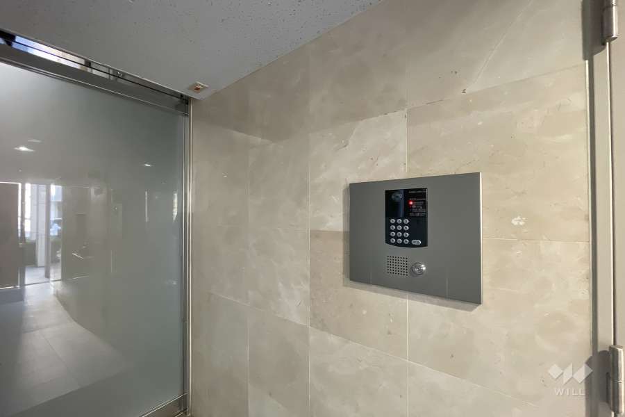 エントランスはオートロック付きです。