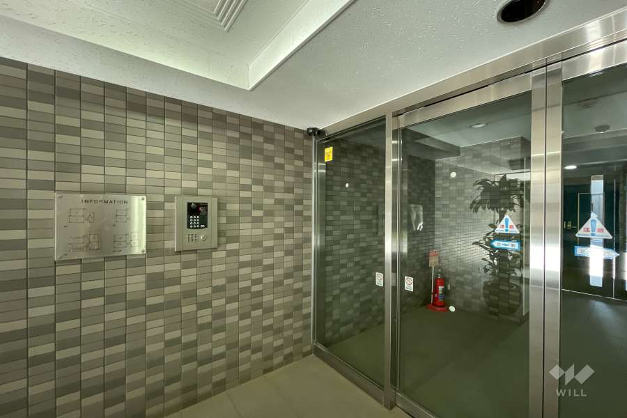 エントランスはオートロック付きです。