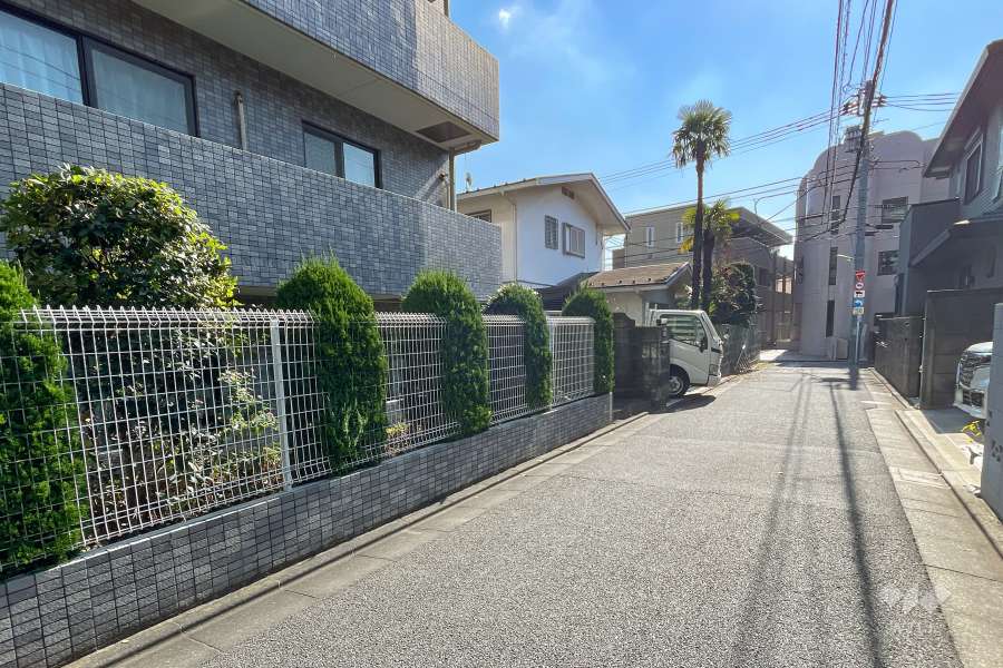 敷地東側の前面道路