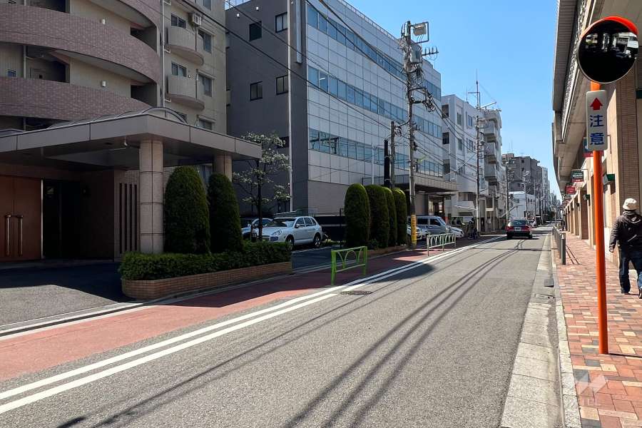 敷地の北側前面道路(東側から)