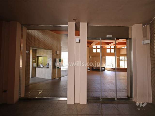 エントランスはオートロック付きです。