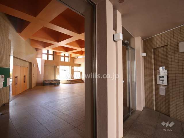 エントランスホールは広々としています。