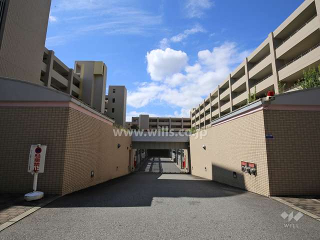 敷地中央の駐車場の出入り口