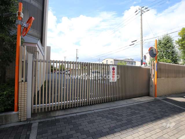敷地北側の駐車場の出入り口（ゲート付き）