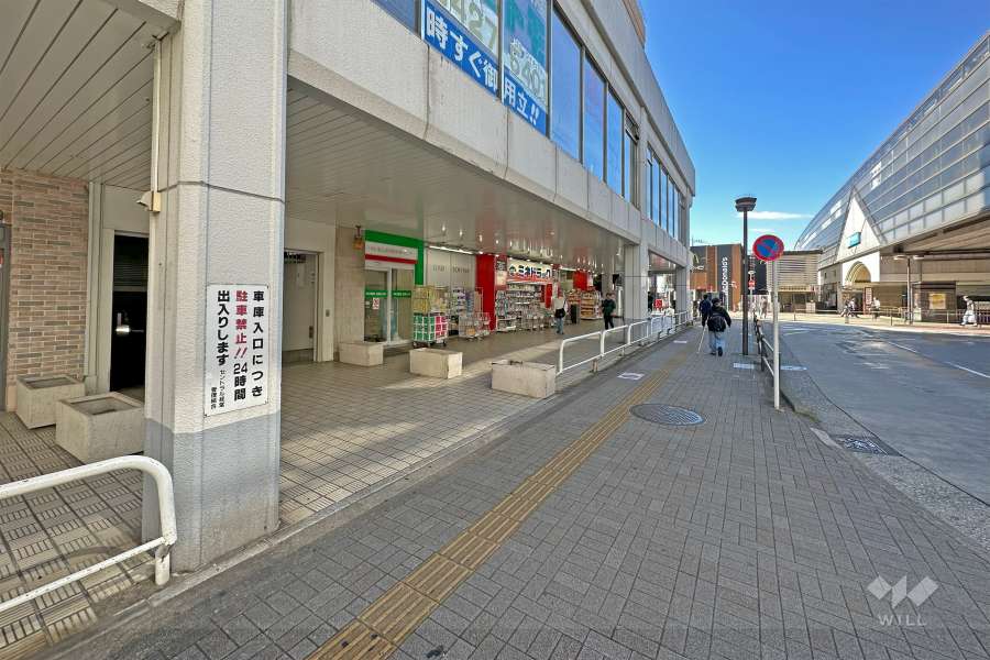 敷地北側の前面道路は、小田急線の「経堂駅」に面しています（西側から）。