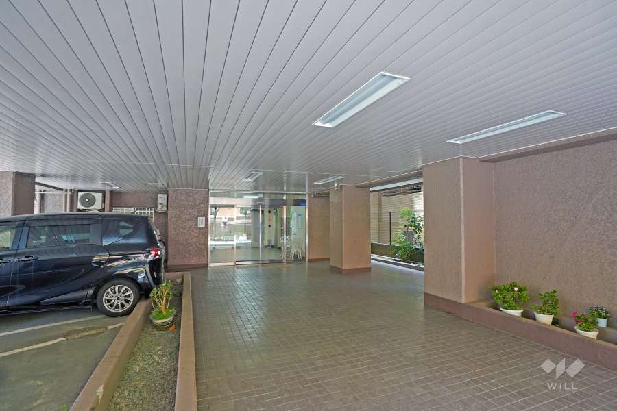 エントランスと敷地内駐車場（屋外平面式）