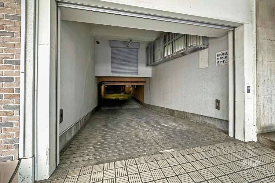 地階にある駐車場の出入り口