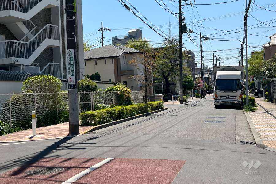 敷地西側の前面道路
