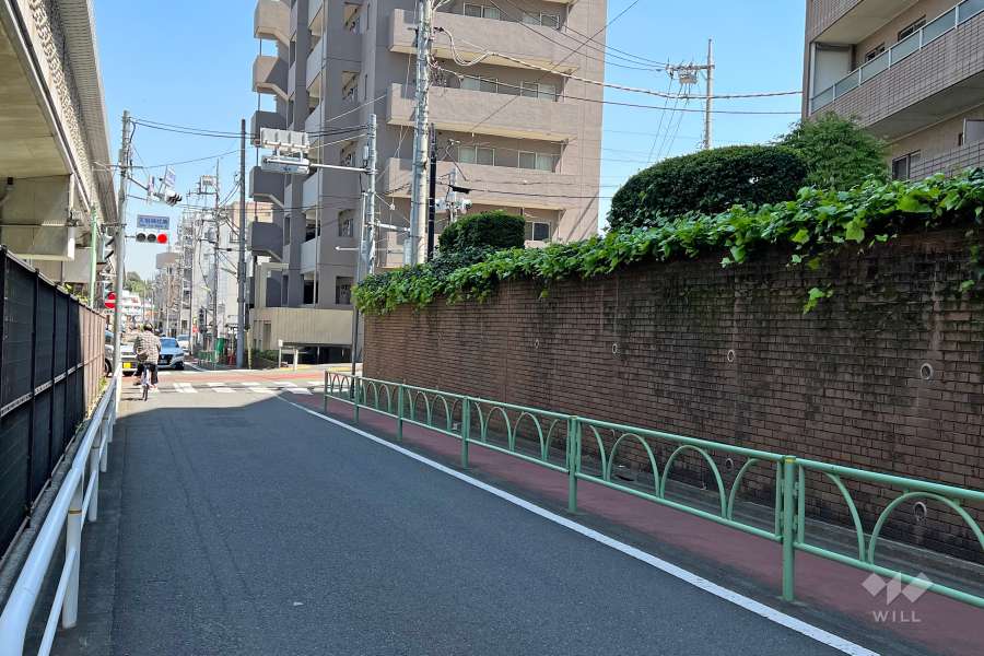 敷地北側の前面道路（西側から）