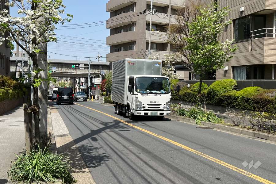 敷地西側の前面道路　