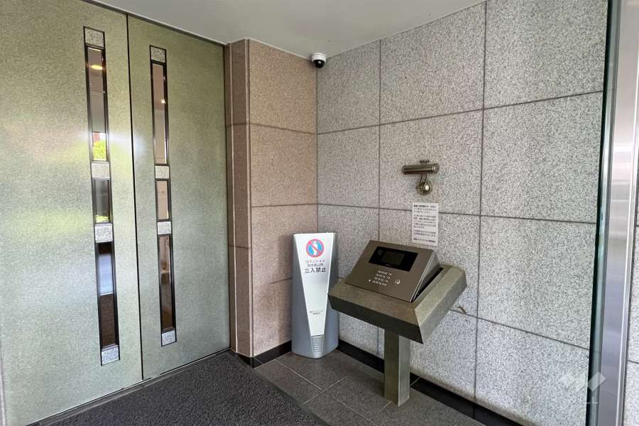 エントランスはオートロック付きです。　