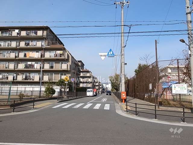敷地東側の前面道路。道を挟んで、高司小学校があります。