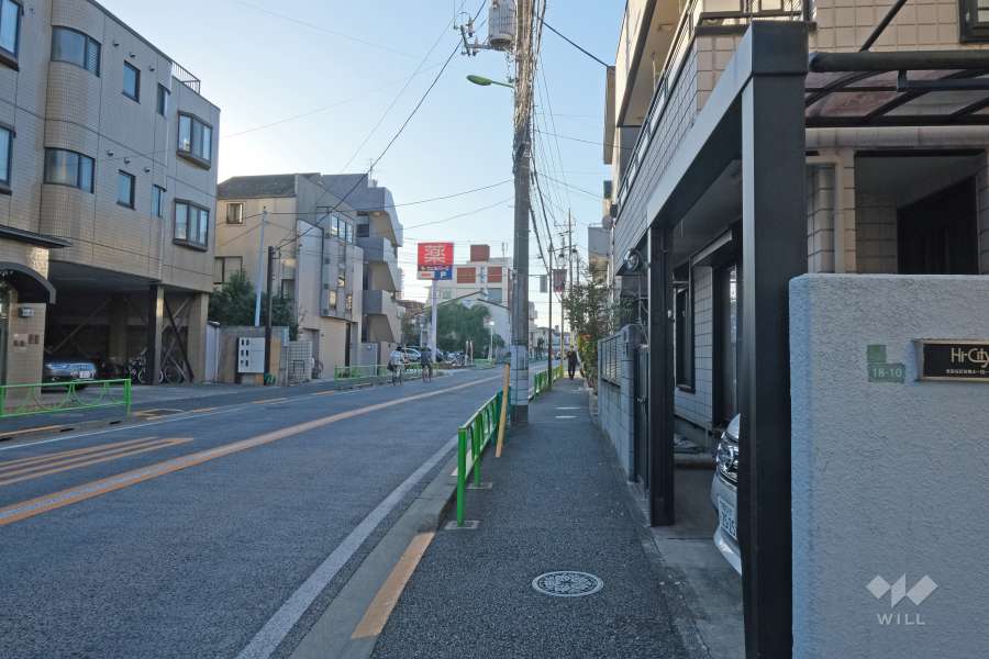 敷地南側の前面道路は弦巻通りです(東側から)。