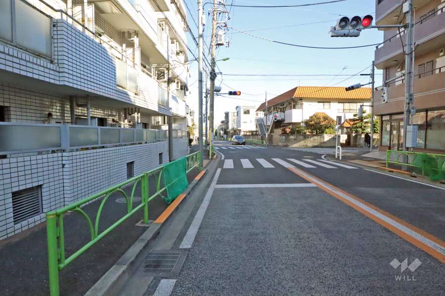 前面道路を東側に進むと『サミットストア 弦巻通り店』があります。
