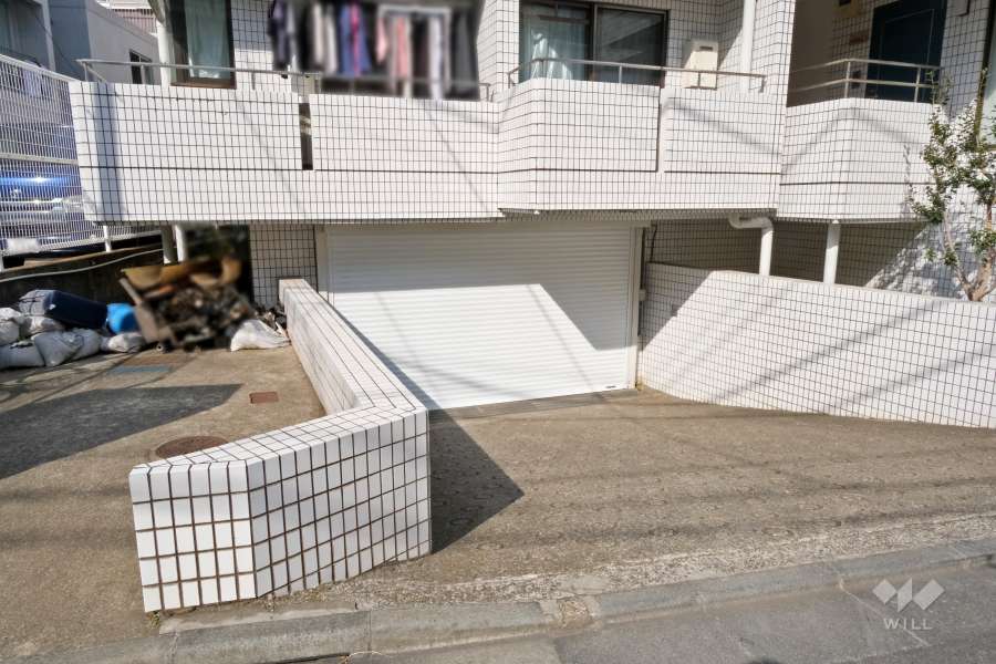 駐車場出入口（シャッター付き）