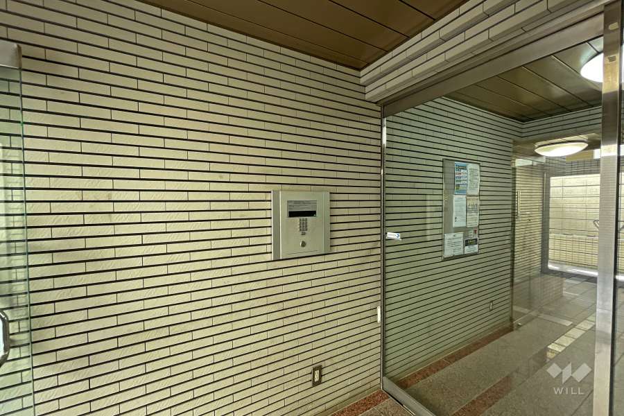 エントランスはオートロック付きです。
