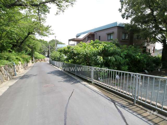 敷地北西側の前面道路（南西側から）
