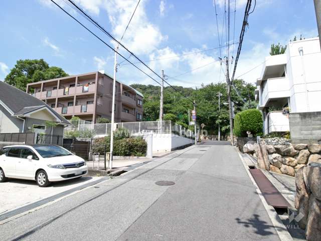 敷地北東側の前面道路（南東側から）