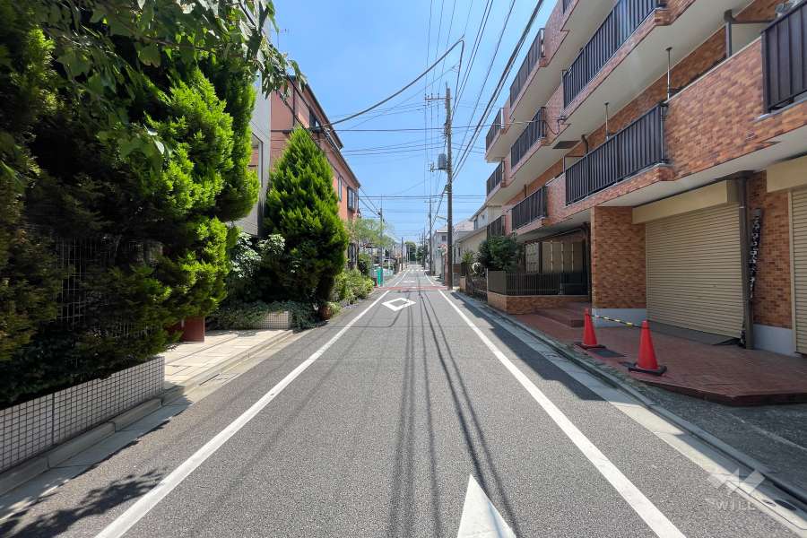 敷地の南西側前面道路（北西側から）
